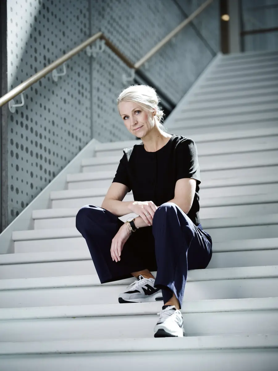 Karina Bech Aagaard sidder på en trappe